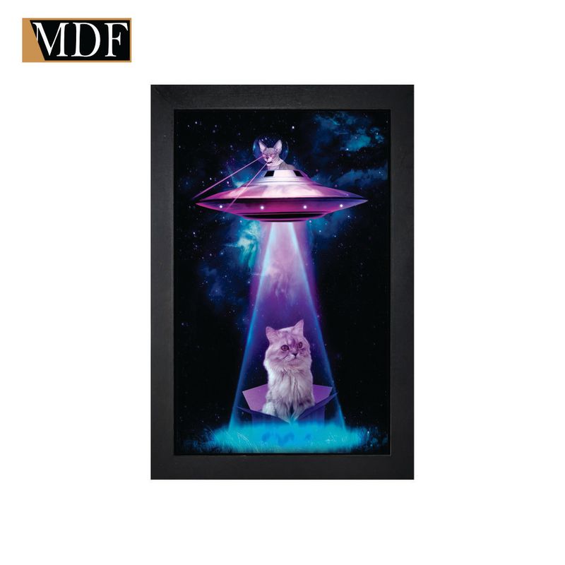 Quadro Decorativo Moldura Pintada Gel Gatinho Sendo Abduzido por Cãozinho 30x20 Mdf Adesivado